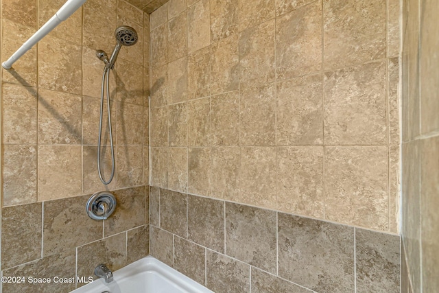 room details featuring tiled shower / bath combo