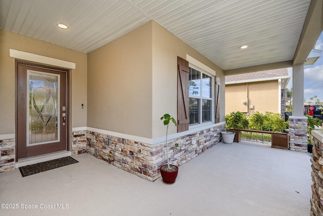 entrance to property featuring covered porch