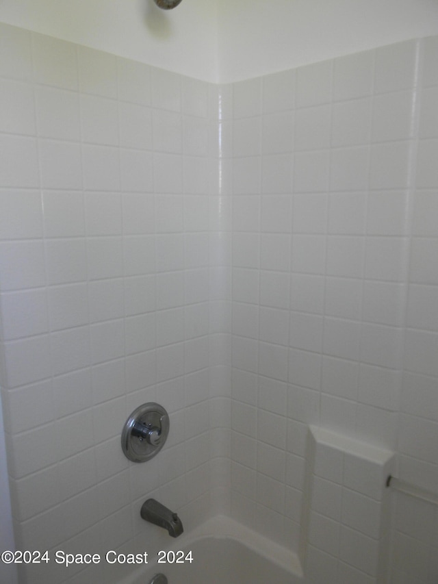 bathroom featuring tiled shower / bath combo