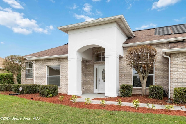 view of front of home with a front lawn