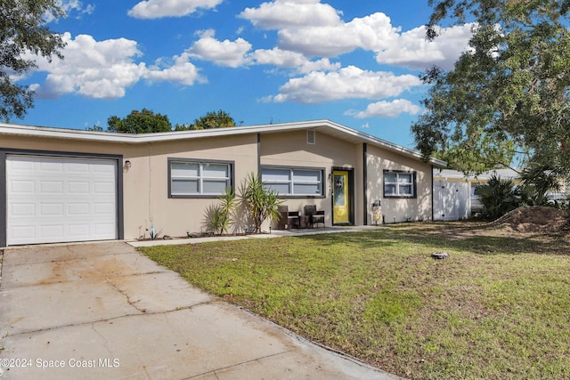 view of front of home featuring a front yard and a garage