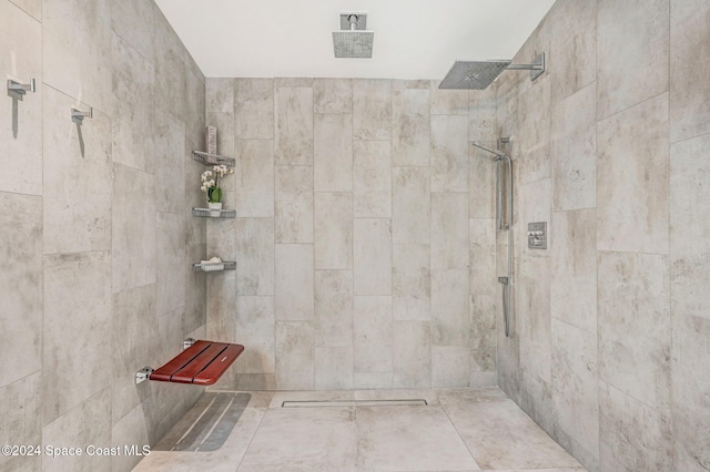 bathroom featuring a tile shower