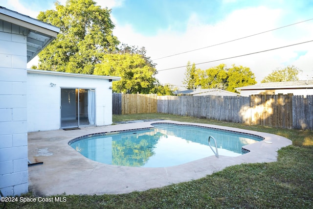 view of pool featuring a yard