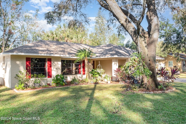 ranch-style home featuring a front lawn