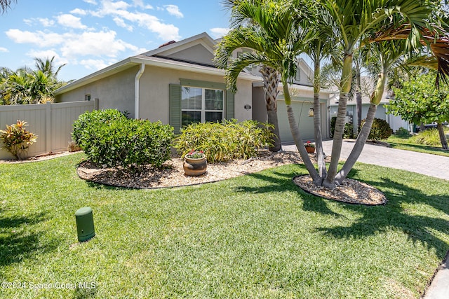 view of front of property featuring a front yard