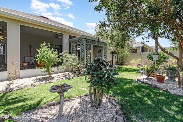 view of front of home featuring ceiling fan and a front lawn