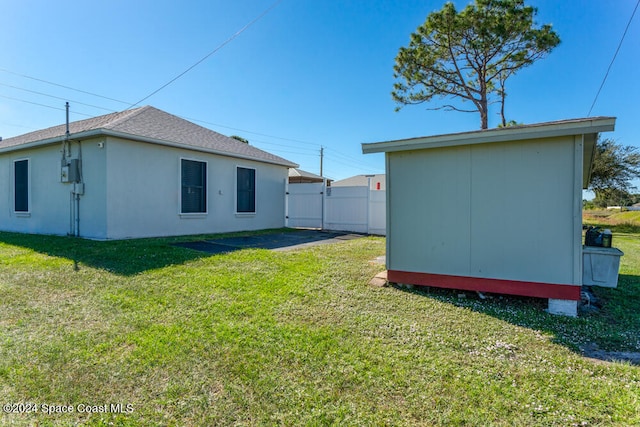 view of yard featuring a shed