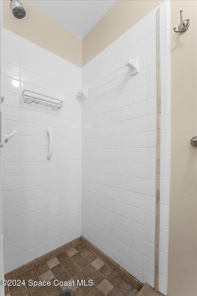 bathroom featuring a tile shower