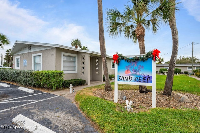 view of front of house featuring a front yard