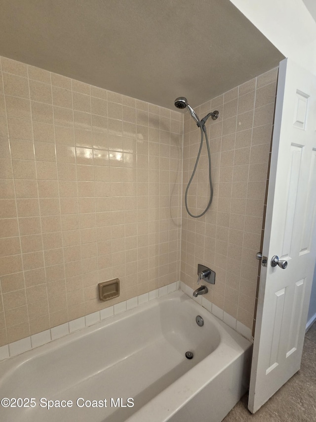 bathroom with tiled shower / bath combo