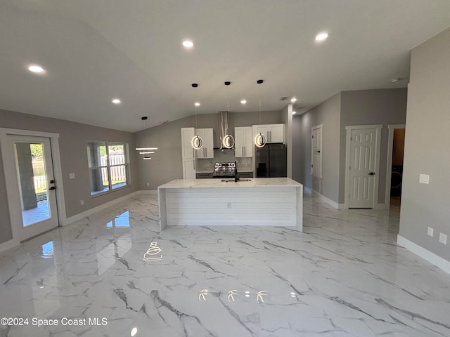 kitchen with black refrigerator with ice dispenser, a center island with sink, sink, vaulted ceiling, and decorative light fixtures