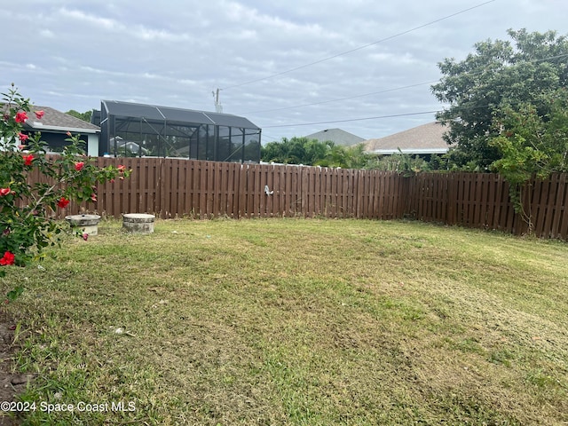 view of yard with a lanai