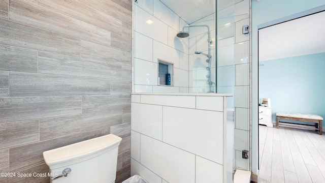 491 Indian Creek Dr, Cocoa Beach, FL 32931 - full bath featuring tiled shower, toilet, and tile walls