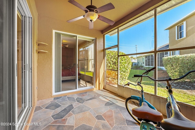 sunroom with ceiling fan