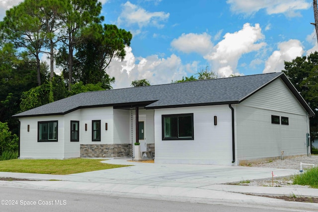 view of front of property with a front lawn