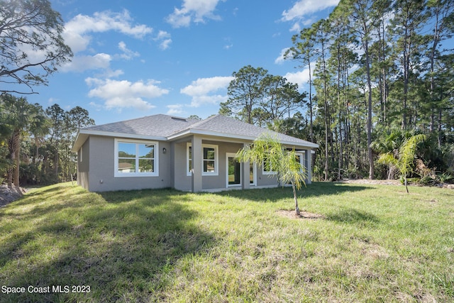 view of front of home featuring a front yard