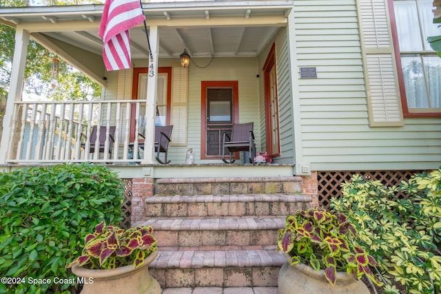 entrance to property featuring a porch