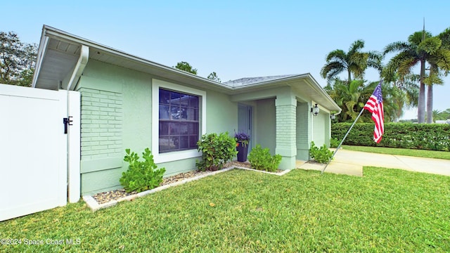 view of front of house with a front lawn and a garage