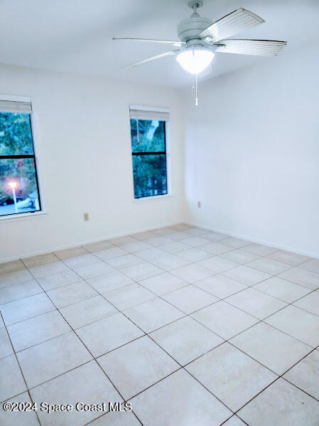 empty room featuring ceiling fan