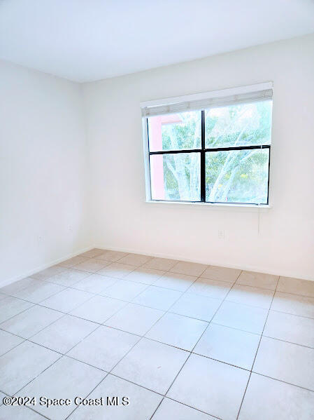 spare room with light tile patterned flooring