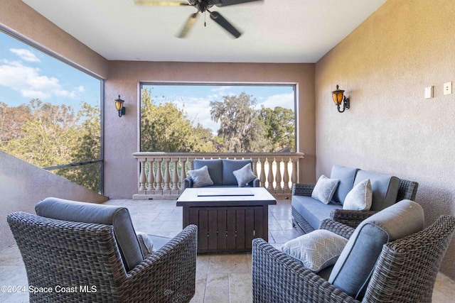 sunroom with ceiling fan