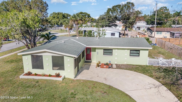 view of front of property featuring a front lawn