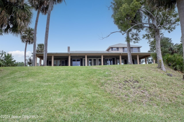 view of front of home featuring a front lawn