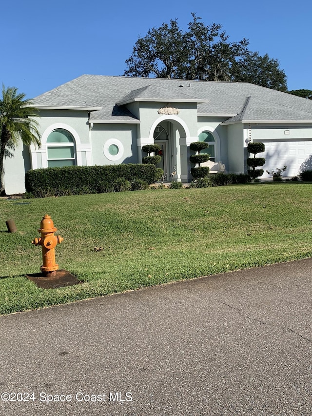 view of front facade with a garage and a front yard