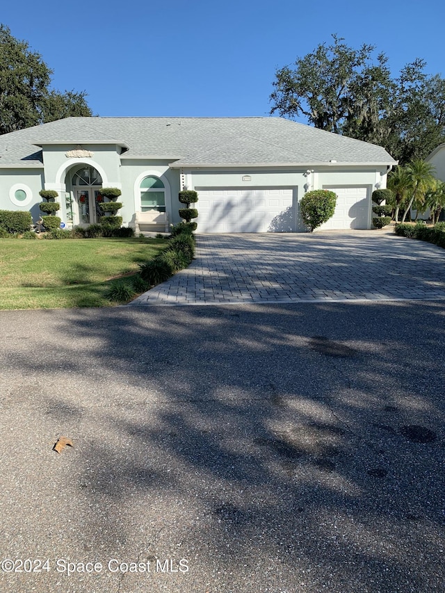 view of front facade featuring a garage and a front lawn