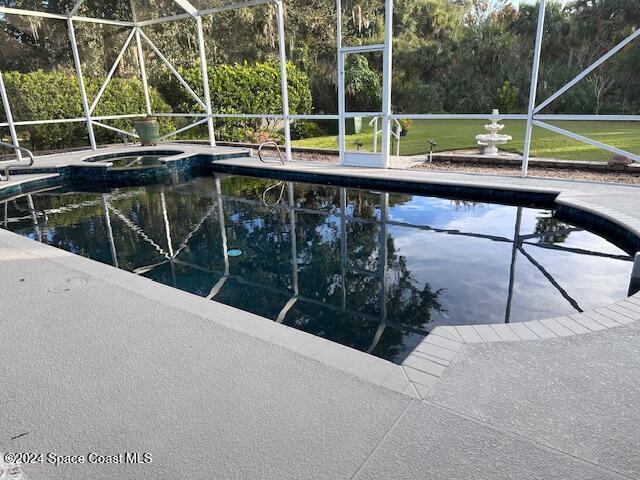 view of pool featuring an in ground hot tub