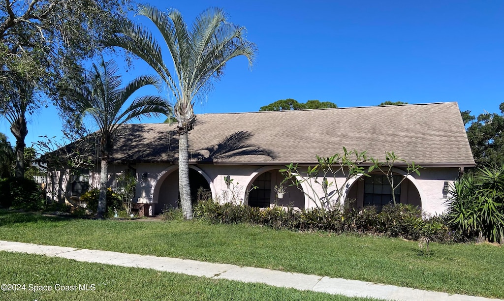 view of front of property with a front yard