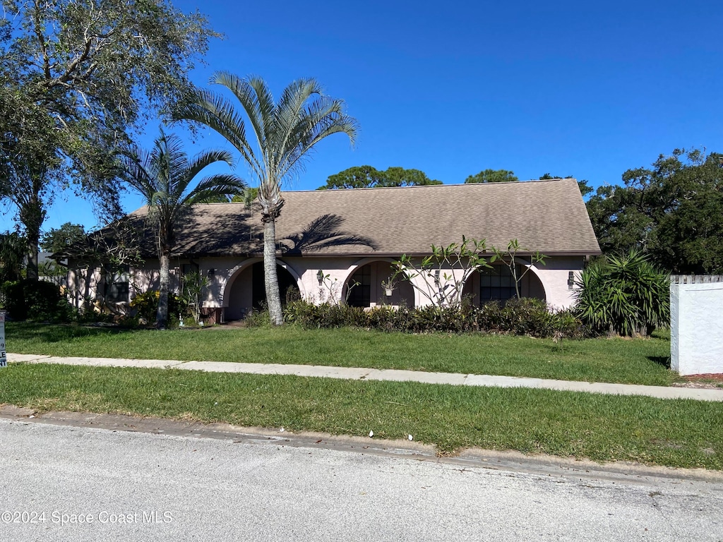 view of front of home featuring a front lawn