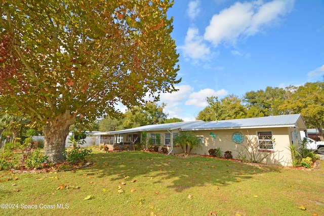 ranch-style home with a front lawn