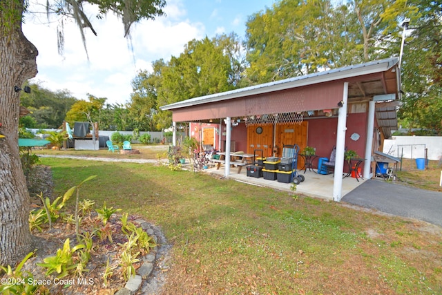 view of yard with a patio area