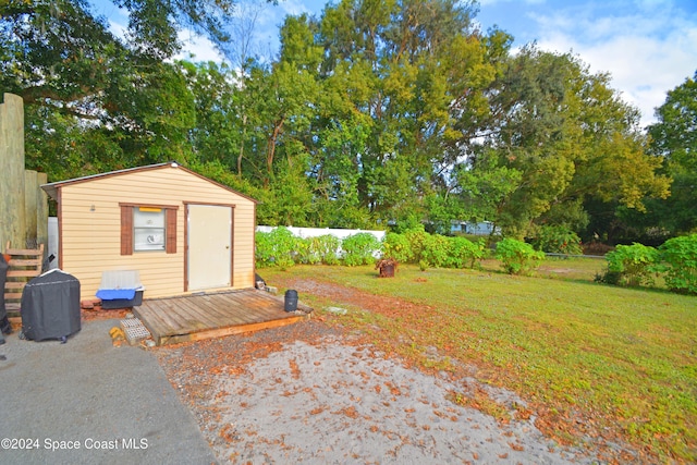 view of yard featuring a storage unit