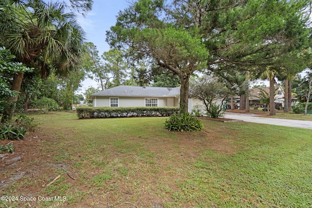 view of front of property with a front lawn