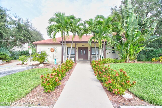 view of front of house with a front lawn