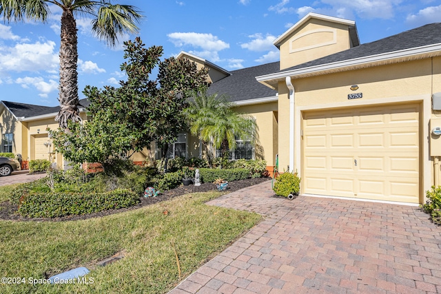 view of front facade with a garage