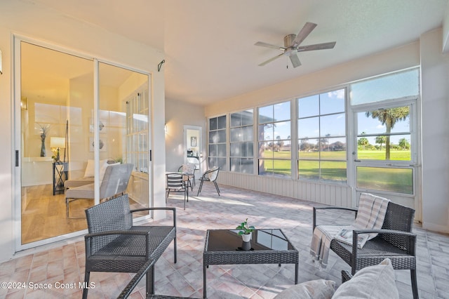 sunroom with ceiling fan