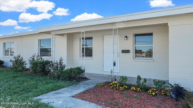 doorway to property with covered porch