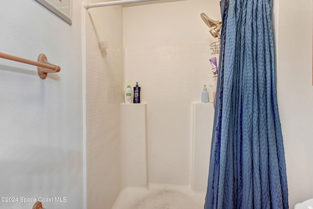 bathroom featuring a shower with curtain