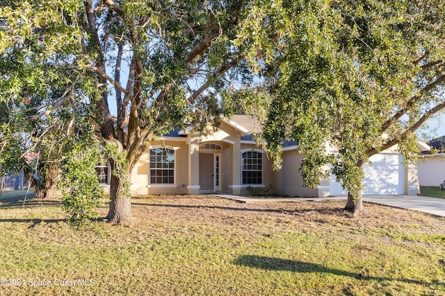 view of front facade featuring a front yard