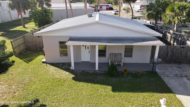 view of front of property featuring a front lawn