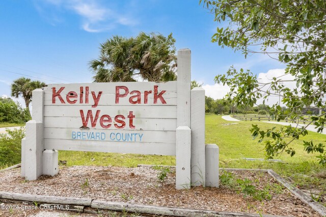 community sign with a lawn