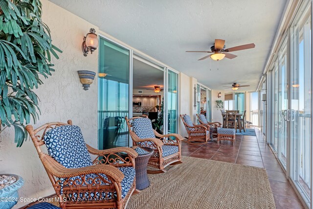 sunroom with ceiling fan