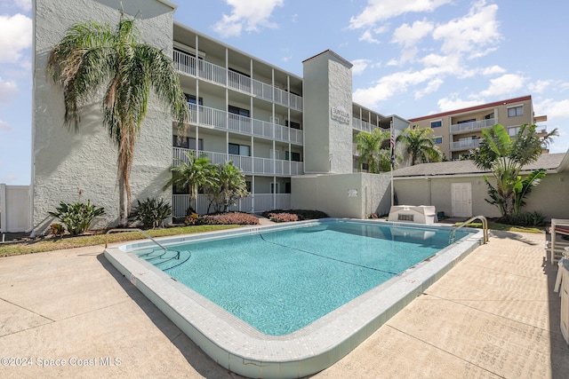 view of swimming pool featuring a patio