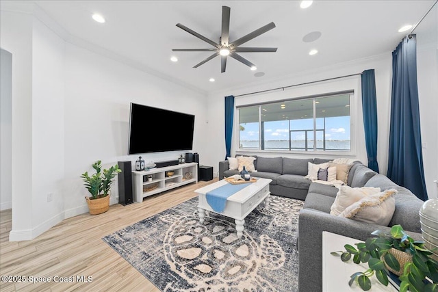 living room with ornamental molding, a ceiling fan, wood finished floors, recessed lighting, and baseboards