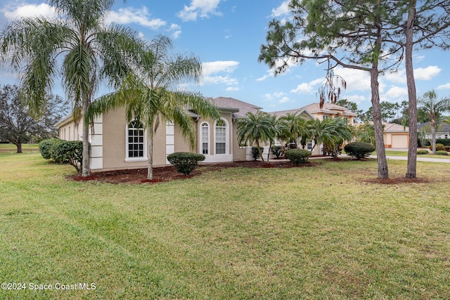 view of front of property featuring a front yard