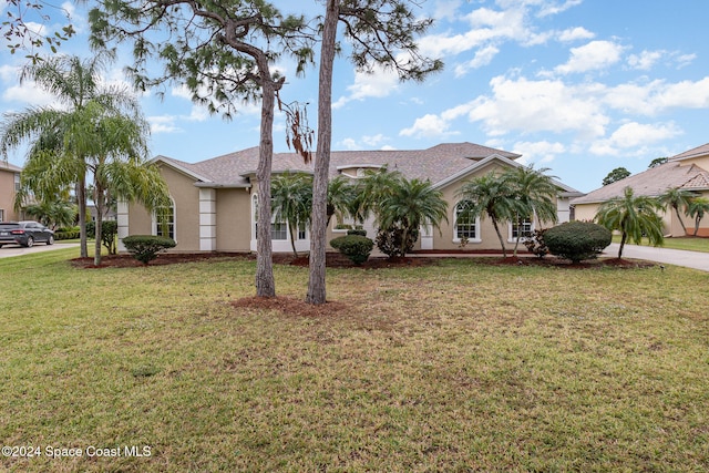 view of front of home featuring a front lawn