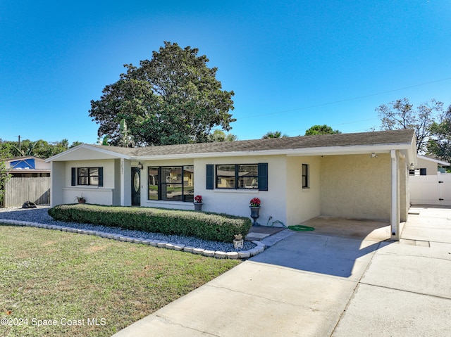 single story home with a front lawn